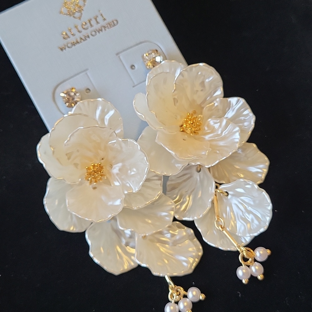 Sterri White Mother-of-Pearl Floral Drop Earrings with Gold Accents - Picture 4 of 4